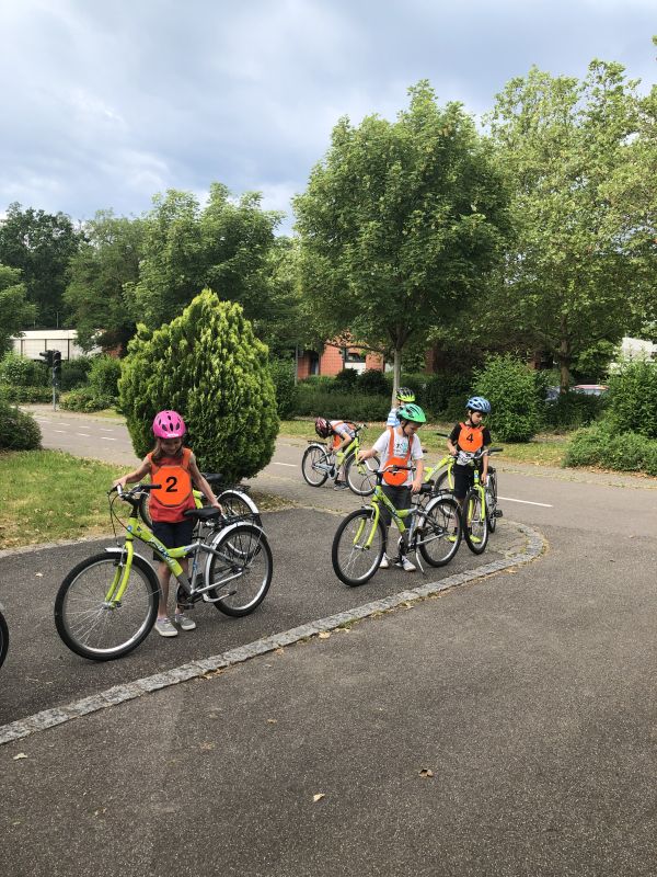 Mit dem Fahrrad unterwegs Schule